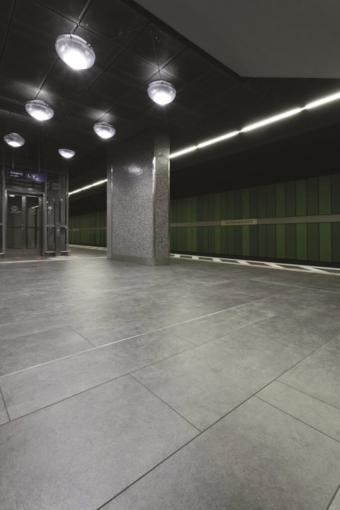 DEUTSCHE BAHN / S- BAHNHOF TAUNUSANLAGE